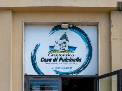 Ci basta percorrere pochi passi per trovarci davanti all�insegna del teatro, su cui � rappresentato il suo inconfondibile logo: la maschera di Pulcinella con un trullo sullo sfondo